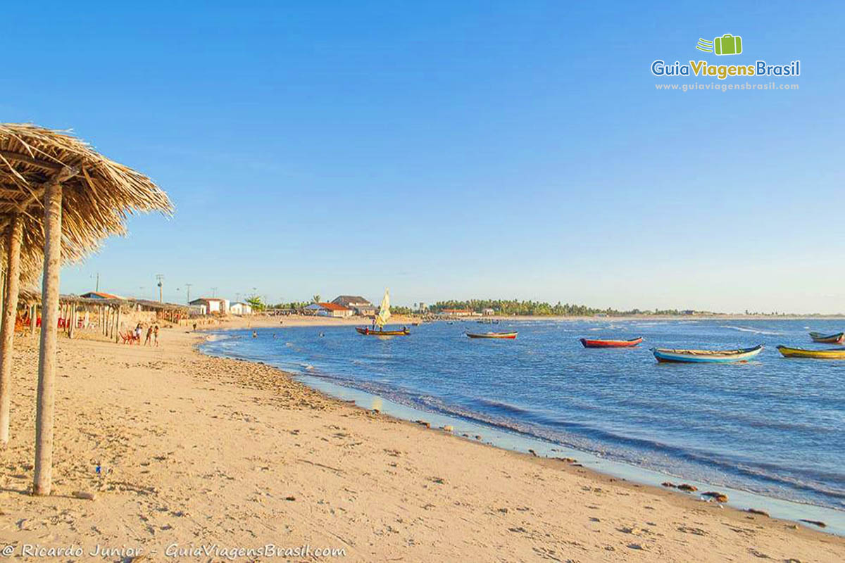 Imagem das águas azul da Praia Pedra do Sal.